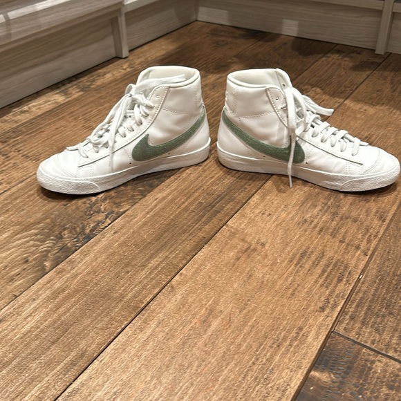 Nike Women’s Blazer Mid Shoes - Picture 3 of 5